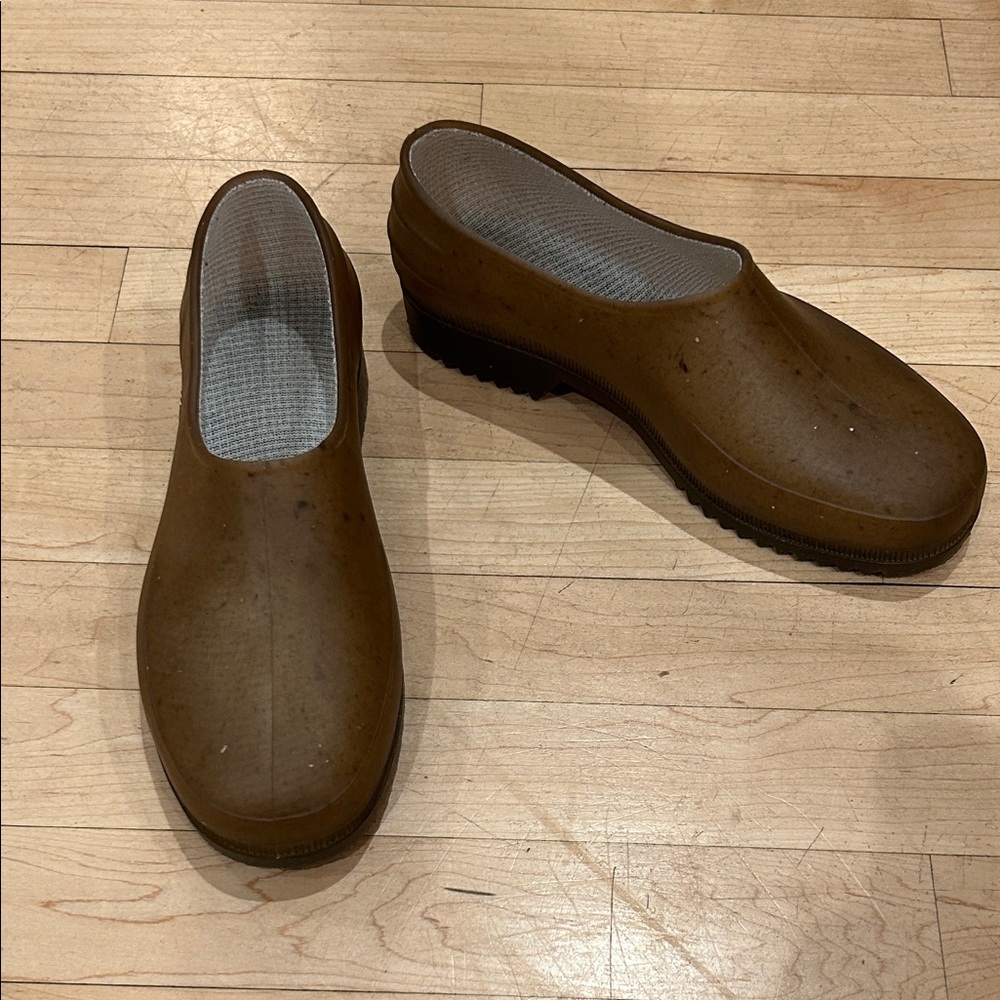 French Recycled Hemp Garden Clogs in Sepia